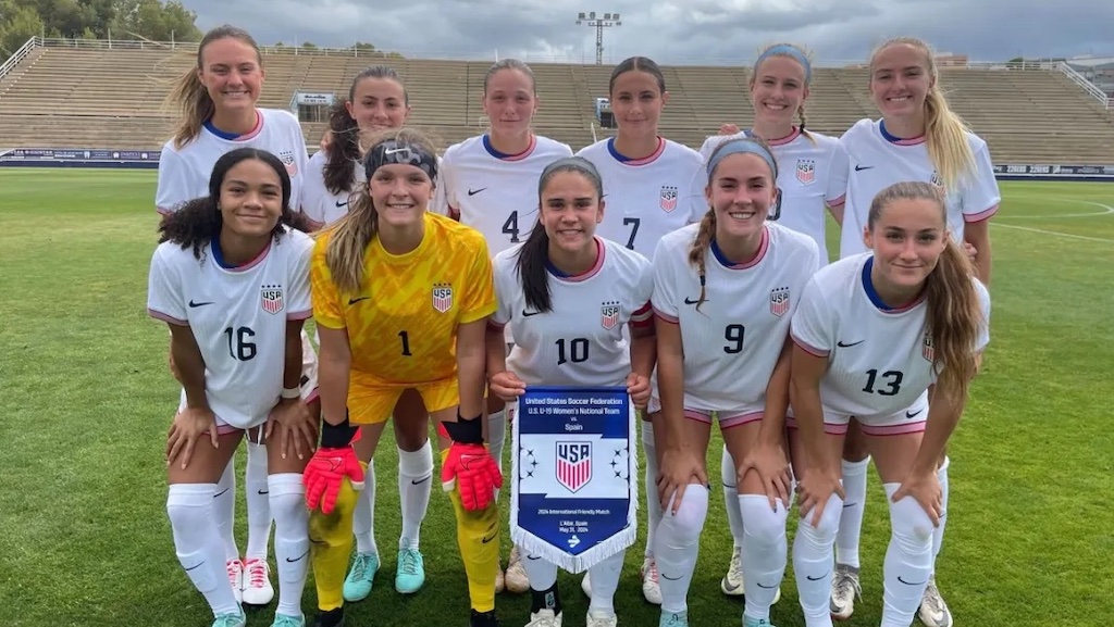 La Selección Nacional Femenina Sub-19 de Estados Unidos cayó ante España 3-0 en el primero de dos amistosos.